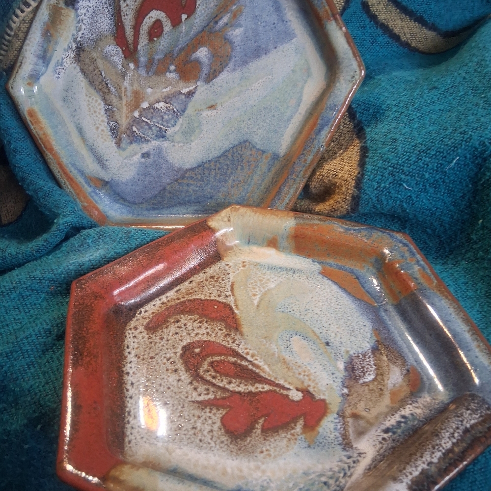 2 VERY ARTISTIC "BLAISDELL" SIGNED POTTERY PLATES.